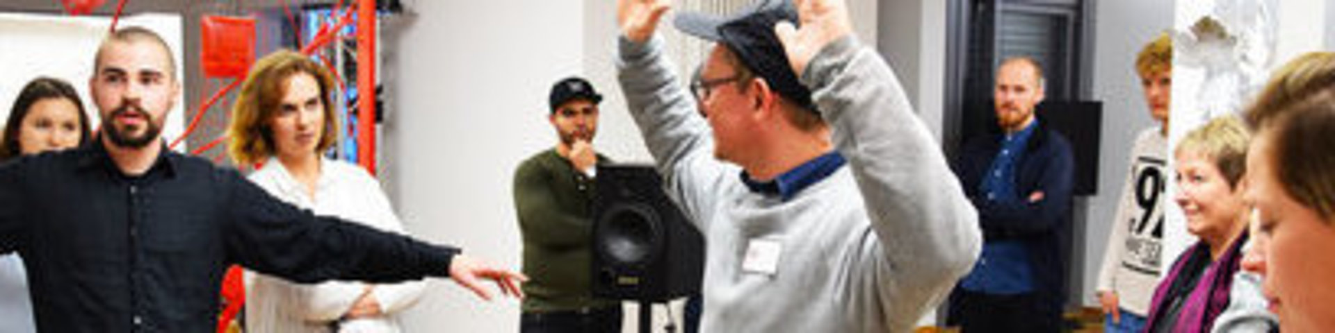 Menschen bewegen sich zu Klang und Musik