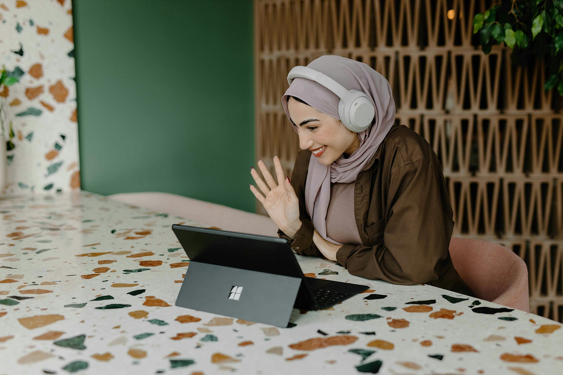 Symbolbild: Frau mit Kopftuch am Laptop